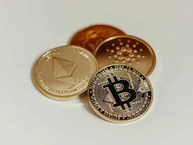 Photographie de pièces physiques Bitcoin et Ethereum sur une surface claire.